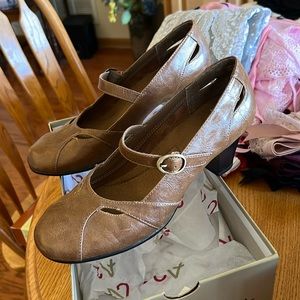 Comfortable shoes. A very nice brown and the heels aren’t real tall.